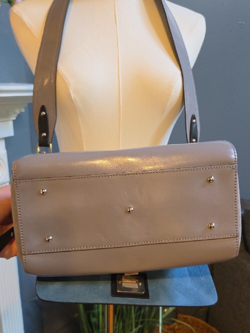 NICOLI Gray Leather Shoulder Bag with Black Strap - Picture 11 of 16
